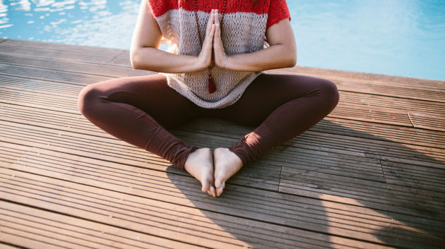 Quatre exercices de yoga pour se détendre de la tête aux pieds