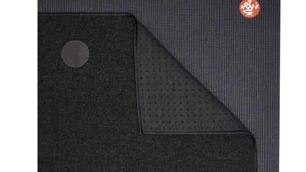 La serviette de tapis de yoga Manduka dans tous ses états