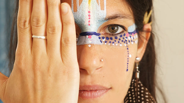 La routine de yoga de Leda Maçoro, artiste et graphiste cosmopolite