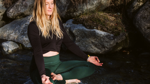 Portrait de Julie Baguenard, professeur de yoga à Annecy
