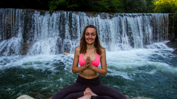 Portrait d'une Yogi Julie Mesnage pleine de vie