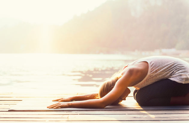 3 postures de yoga de base, simples et leurs bienfaits