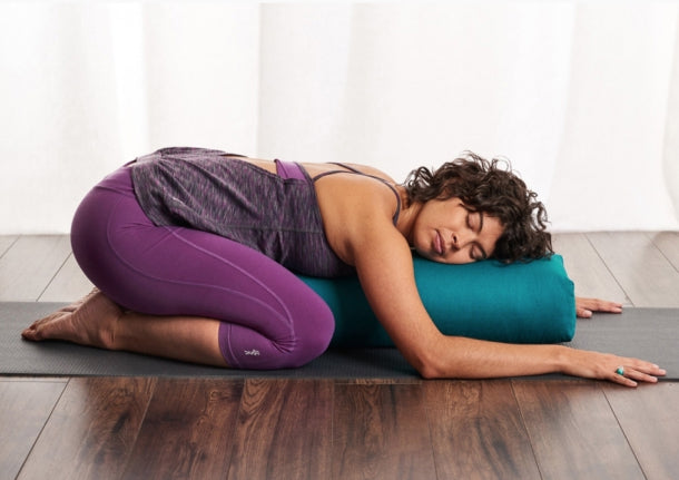 Quelles postures réaliser avec un bolster de yoga ?