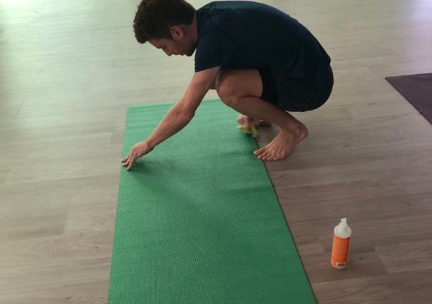 Comment nettoyer et désinfecter son tapis de yoga suite au COVID 19
