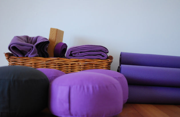 Découvrez les accessoires indispensables pour pratiquer le yoga – Allure Zen