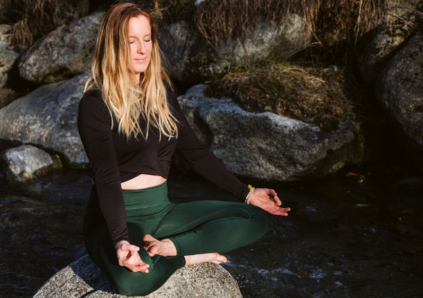 Portrait de Julie Baguenard, professeur de yoga à Annecy