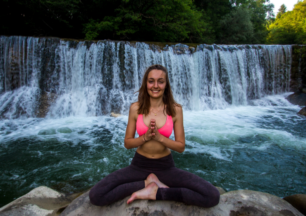 Portrait d'une Yogi Julie Mesnage pleine de vie